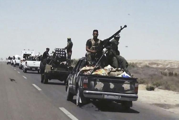 kamp. Billedet her er fra 13. juli 2015, hvor irakiske sikkerhedsstyrker med opbakning fra shiitiske og sunnistyrker gjorde klar til angreb på Fallujah, 65 kilometer vest for Bagdad. Den irakiske ministerpræsident Haider al-Abadi har netop meldt ud, at de irakiske sikkerhedsstyrker nu er klar til det afgørende slag om byen. 