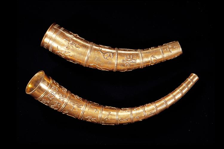Danmarkshistorie. Fra juli måned skal voksne af med 75 kroner for at få lov at se Nationalmuseets samlinger af flintestensøkser, guldmønter, fortidsmennesker og andre historiske genstande fra Danmark og udlandet.Manipuleret foto. 