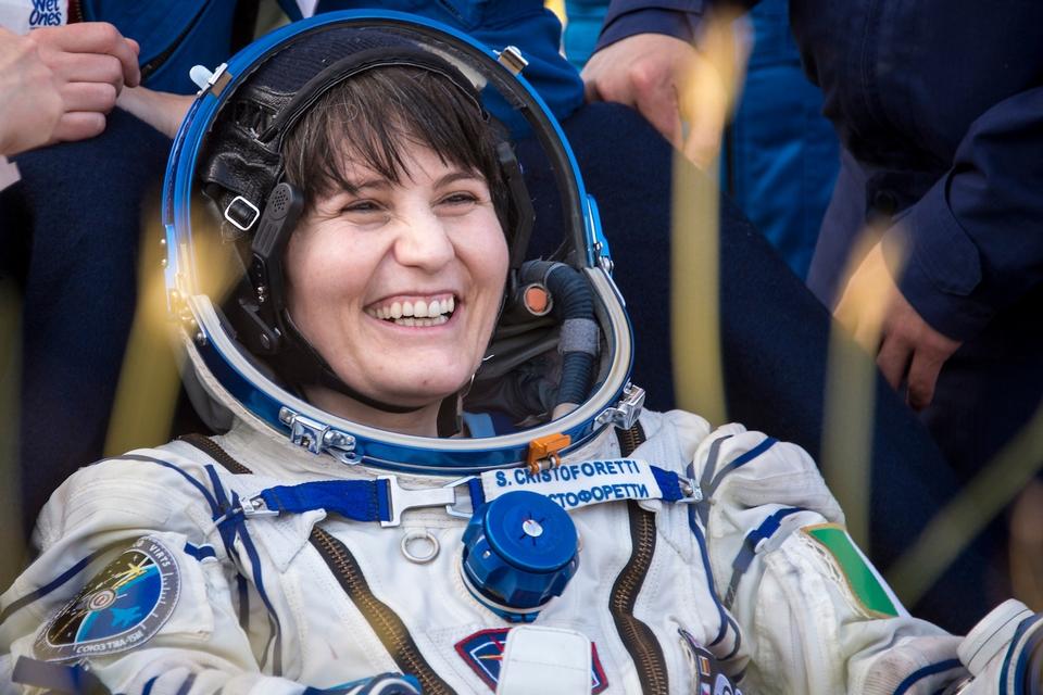Samantha Christoforetti hedder den italienske astronaut, der står bag en stor del af optagelserne. 
