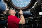 Nasa-kommandør Terry Virts filmer ud af igennem den berømte kuppel på Den Internationale Rumstation. 