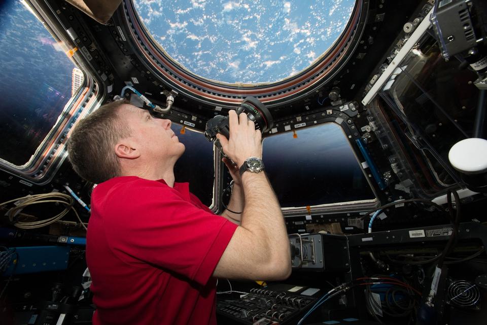 Nasa-kommandør Terry Virts filmer ud af igennem den berømte kuppel på Den Internationale Rumstation. 