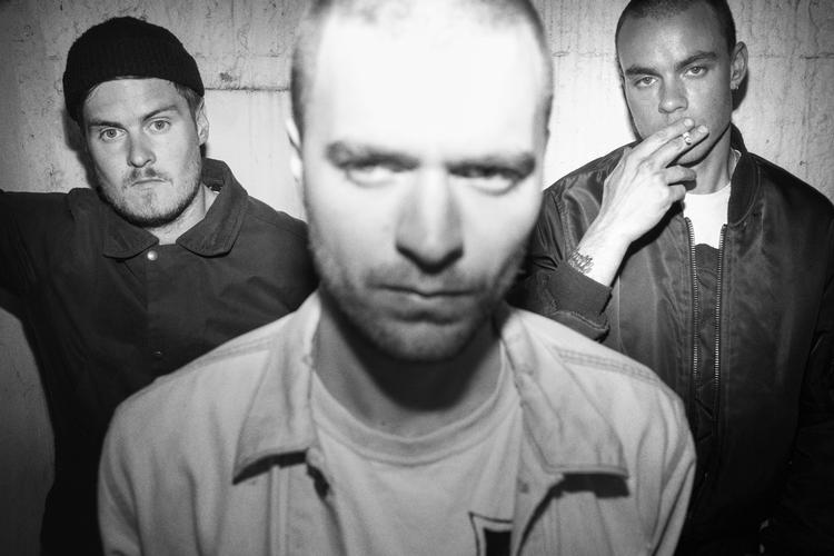 Krads. Halshug er ikke et talerør og skal ikke forandre noget som helst. »Men hvis der er noget, der klør, er det meget rart at kradse lidt i det, og det er lidt det vi laver«, siger guitarist Mathias Schønberg. 