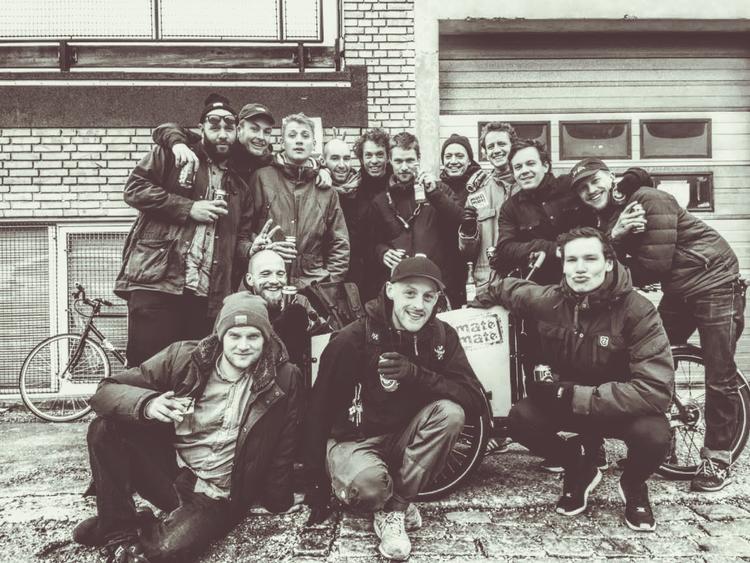 Vennerne. Her ses gruppen bag Maté Maté samt en ekstra kammerat. 