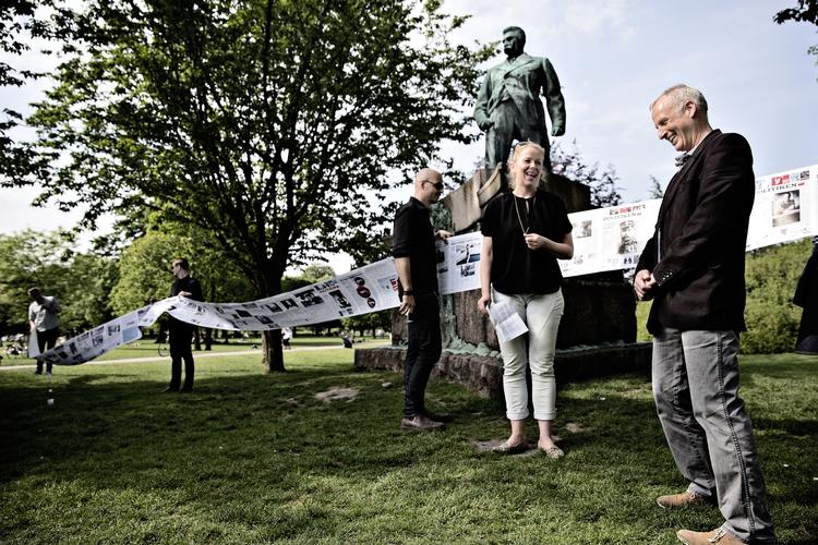 HÆDER. Politikens Hans Drachmann blev mandag hædret for fødderne af avisens grundlægger med Hørup-prisen 