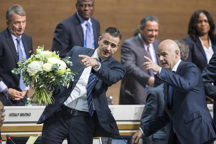fyret. Markus Kattner (med buketten) er blevet fyret fra posten som vice-generalsekretær i det skandaleramte fodboldforbund Fifa. 
