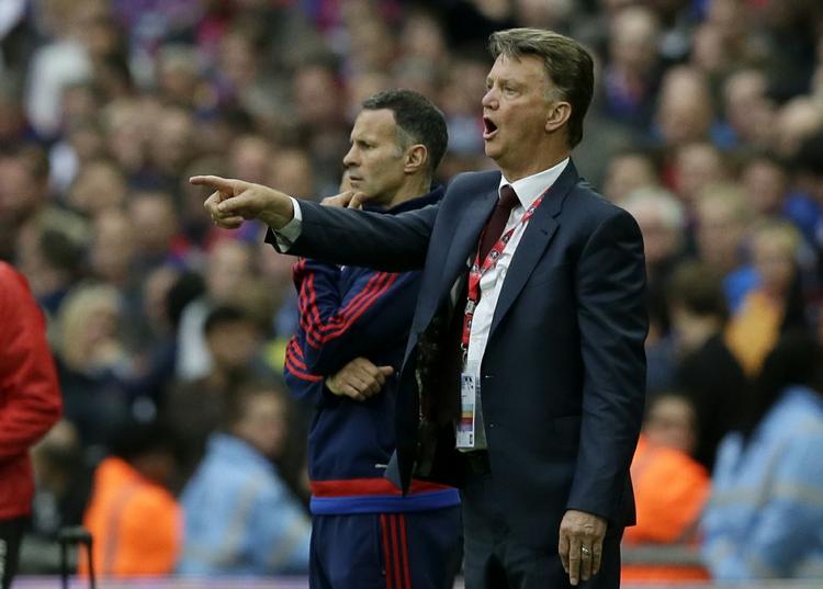 HIstorie. Louis van Gaal blev den første manager til at vinde et trofæ til United i tre år. 