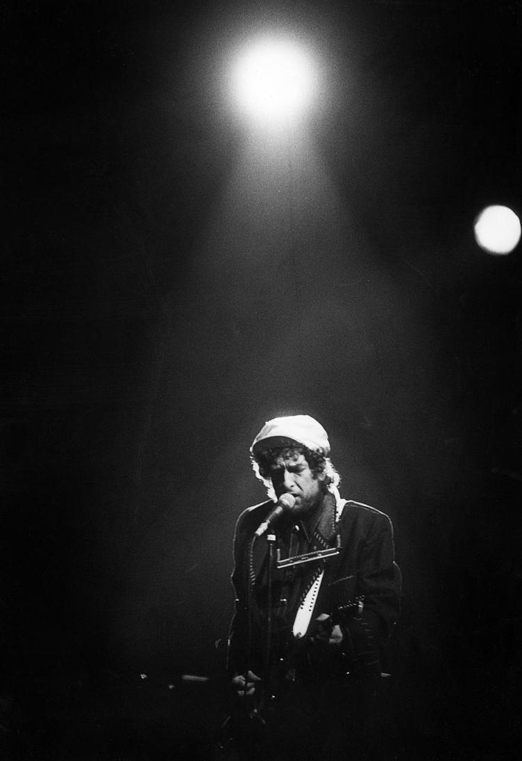 Urostifter. Først satte Bob Dylan poesi til folkemusikken, siden kom strømmen og den globale forstyrrelse af den offentlige ro og orden. 