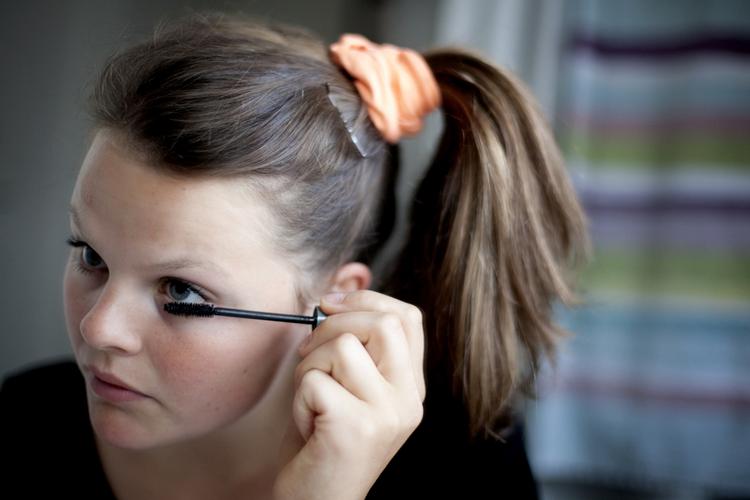 VOKSENMENTALITET. Teenagepiger går mere op i iphone og udseende end fysisk aktivitet, siger forsker. 