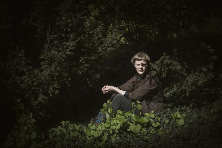 Debutroman. Det er sjældent, oversættelsen udkommer, inden en bog er kommet på originalsproget. Men det gør den altså i debutanten Hannah Lutz’ tilfælde. For selvom Lutz har skrevet romanen 'Vildsvin' på svensk, udkommer den først i Sverige næste år. 