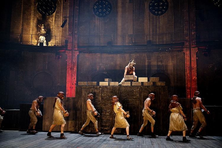 Populært. Østre Gasværk fulgte i 2013 op på succesen 'Skammerens datter' med 'Skammerens datter 2' baseret på Lene Kaaberbøls romaner. Teatret spillede begge forestillinger for tilsammen 70.000. 