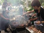 Røget. Kokke fra Noma laver okseribs på grill til et særarrangement d i Tivoli. 