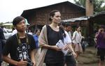 Pofessor. Verdensstjernen Angelina Jolie kan smykke sig med en ny titel. Her er hun sammen med sin søn (tv.) i Myanmar som udsending for FN's Højkommissær for Flygninge. 