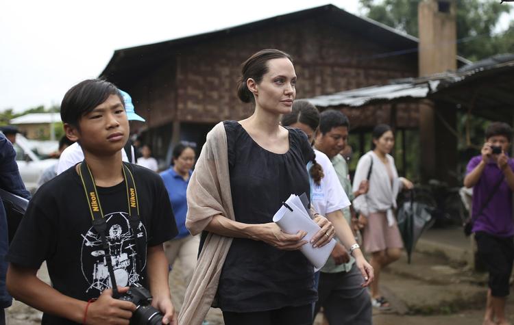 Pofessor. Verdensstjernen Angelina Jolie kan smykke sig med en ny titel. Her er hun sammen med sin søn (tv.) i Myanmar som udsending for FN's Højkommissær for Flygninge. 