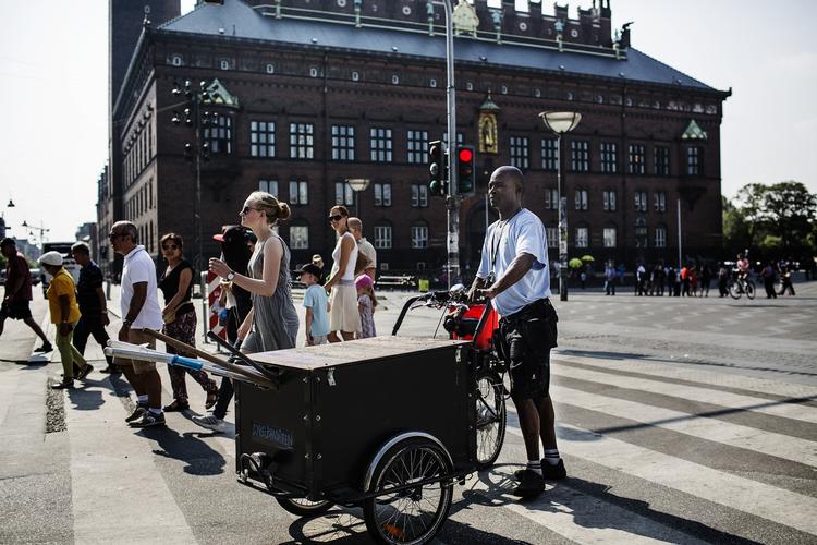 FORSKELSBEHANDLET. Ousmane Biao arbejder i Danmark som rengøringsassistent. Men han må blive boende i Sverige, selv om han lige har vundet en sag mod Danmark ved Menneskeretsdomstolen. 