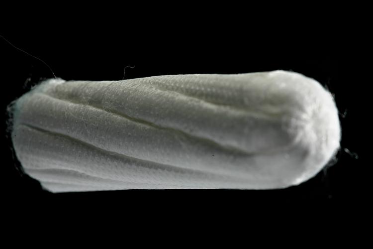 MENSTRUATIONSARTIKLER. Engangsbind og -tamponer blev først for alvor en succes i 1960'erne. Ind til da brugte kvinderne linnedretser, stofbleer og hjemmestrikkede bind. 