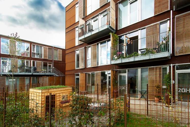 Kolonihaveidyl. Der er ganske vist hegn om de små haver, men ingen låger. På den måde virker de mindre private og ekskluderende. Foto: Torben Åndahl 