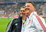 VENNER. José Mourinho (tv.) forberedte Louis van Gaal (th.) på, at fyringen var under opsejling. 