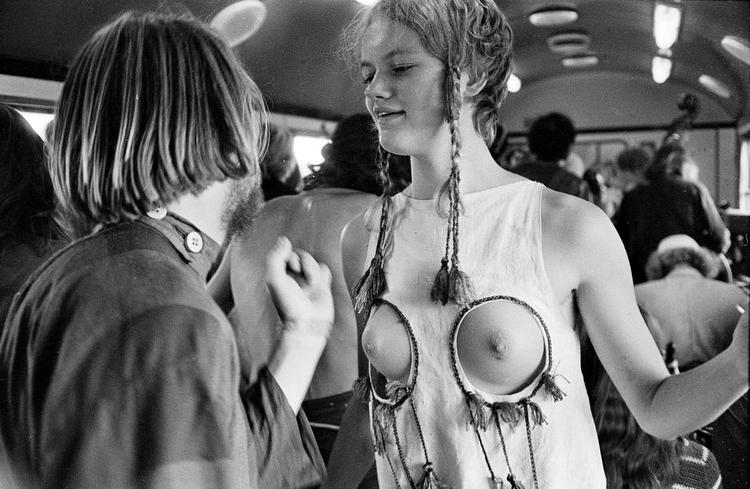 KAREN MED KJOLEN. Karen Grue var i sommeren 1970 med på særtoget til Thylejren iført sin studenterkjole, som hun havde klippet to huller i. »Vi troede, at vi kom af med skamfuldheden. Men nu er den jo tilbage«, siger den nu 66-årige kvinde. Foto: Gregers Nielsen 