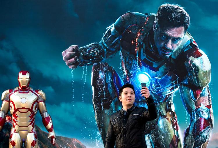 Marked. Hollywood har rettet søgelyset mod Kina. 'Iron Man 3' er en af de film, som er blevet delvis optaget i Kina med flere kendte kinesiske skuespillere. Og ved premieren fløj hovedrolleindehaveren Robert Downey Jr. til Beijing. 