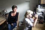 Ramt. Tilværelsen har ikke været let for sosuassistent Bjørg Skjeie, siden hun i september 2012 blev overfaldet på sit arbejde. Knap fire år senere har hun forstået, at ikke alle vil hende det ondt. Hun tilbringer meget tid sammen med sin nye kæreste og hans 7-årige datter, Freja. 
