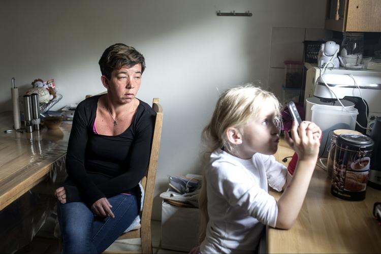 Ramt. Tilværelsen har ikke været let for sosuassistent Bjørg Skjeie, siden hun i september 2012 blev overfaldet på sit arbejde. Knap fire år senere har hun forstået, at ikke alle vil hende det ondt. Hun tilbringer meget tid sammen med sin nye kæreste og hans 7-årige datter, Freja. 
