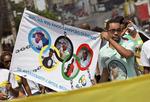 Vrede. Folk i Rio de Janeiro protesteerer mod politiets drab på civile. Ny lov forud for OL kan stemple politiske demonstrationer som terrorisme.Foto: Silvia Izquierdo/AP 