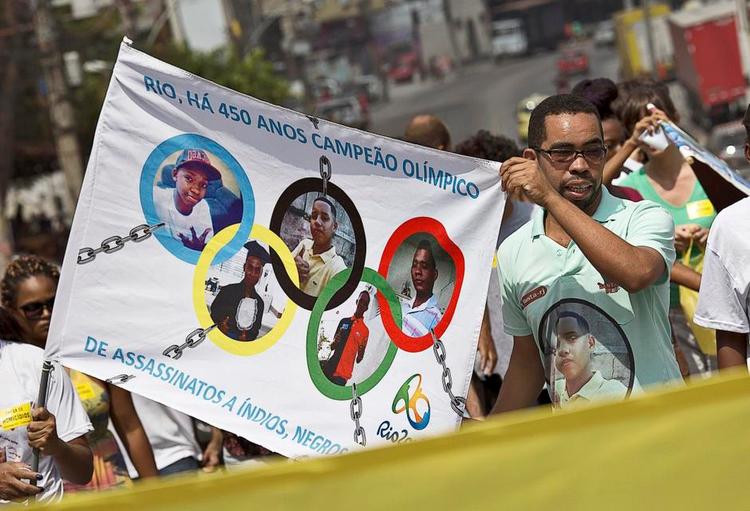 Vrede. Folk i Rio de Janeiro protesteerer mod politiets drab på civile. Ny lov forud for OL kan stemple politiske demonstrationer som terrorisme.Foto: Silvia Izquierdo/AP 