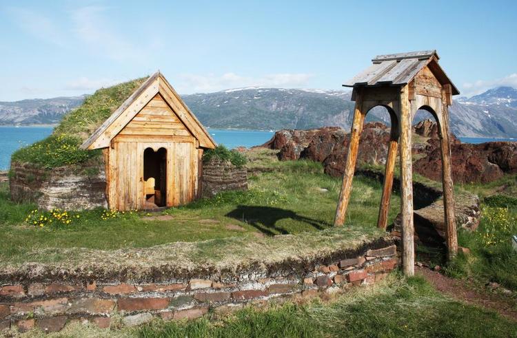 HISTORISK. Ifølge historiebøgerne lagde Erik den Røde til ved byen Qassiarsuk, da han, efter at være blevet landsforvist fra Island, stødte på Grønland. 