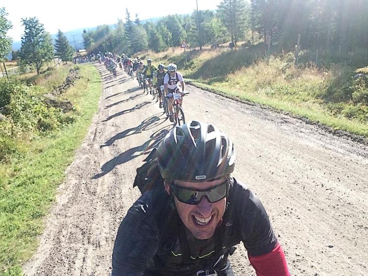 OP. Det er svært at se hældningen på bakken, men her efter godt 15 kilometer, gik det stejlt op, hvilket tandsættet på den forreste rytter viser. Det er i øvrigt artiklens forfatter. Foto: Troels Widding 