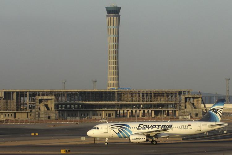 Flyeftersøgning. Det forsvundne Airbus A320-fly med  registreringsnummeret SU-GCC, der i nat er forsvundet over Middelhavet, blev i december 2014 fotograferet i Kairo-lufthavn. Flyselskabet EgyptAir bliver dog ikke betragtet som usikkert, vurderer eksperter. 