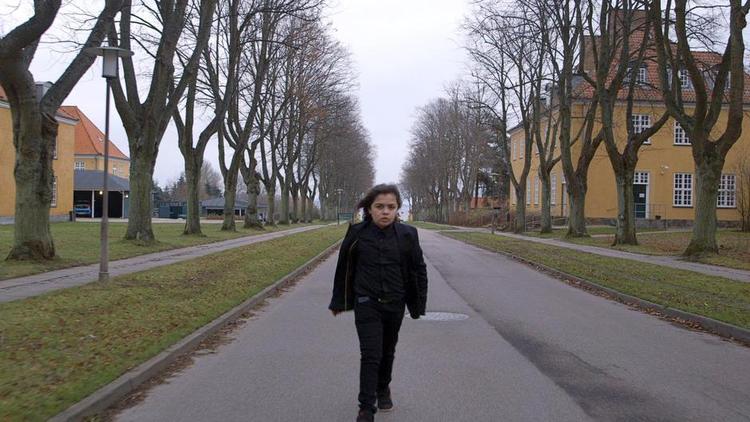 Flygtningebarn. 12-årige Amir er flygtet til Danmark uden sin familie og får opholdstilladelse. Sådan går det ikke for alle børnene i DR 2's 'Børn alene på flugt', som giver indblik i en række   flygtningebørns liv. Foto: DR 