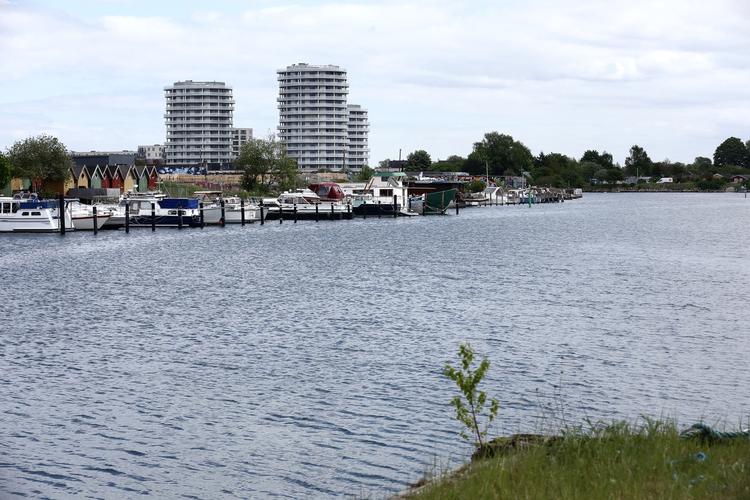 BYUDVIKLING. Byen vokser nærmere de gamle havneområder i Sydhavnen. Nu risikerer Frederiksholmsløbet at gå tabt for sejlerfolkets større både på grund af en afgørende fejl i Københavns Borgerrepræsentation. 