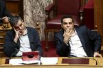 Svært. Grækenlands finansminister, Euclid Tsakalotos (t.v.), har forhandlet en ny aftale for landet redningspakke hjem. Men han og regeringsleder Alexis Tsipras får hård kritik for pakken i det græske parlamenet. 
