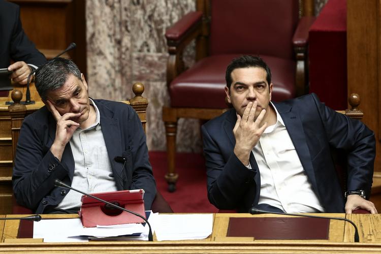 Svært. Grækenlands finansminister, Euclid Tsakalotos (t.v.), har forhandlet en ny aftale for landet redningspakke hjem. Men han og regeringsleder Alexis Tsipras får hård kritik for pakken i det græske parlamenet. 