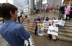 Protest. Demonstranter samles uden for det kongrescenter i Dallas, hvor ExxonMobil holder generalforsamling onsdag. 