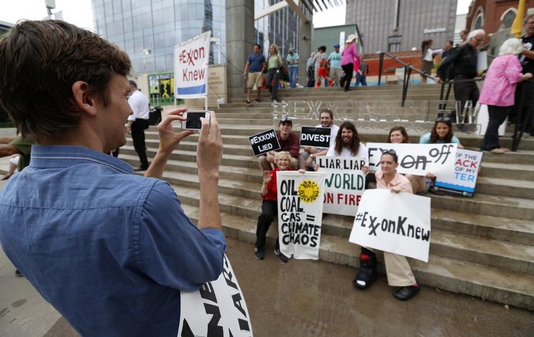 Protest. Demonstranter samles uden for det kongrescenter i Dallas, hvor ExxonMobil holder generalforsamling onsdag. 