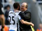 FORLÆNGET. Efter 10 kampe med Rafael Benitez som manager rykkede Newcastle alligevel ned, men spanieren bliver ikke desto mindre i den nordengelske klub. 