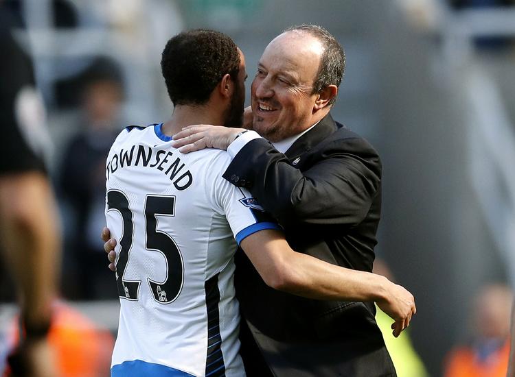 FORLÆNGET. Efter 10 kampe med Rafael Benitez som manager rykkede Newcastle alligevel ned, men spanieren bliver ikke desto mindre i den nordengelske klub. 