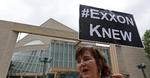 Protest. ExxonMobil bliver gransket af FBI for, om de har holdt viden om fossile brændstoffers indflydelse på klimaforandringer skjult. Det var en af grundende til, at en gruppe klimaaktivister demonstrerede uden foran ExxonMobiles generalforamling i dag. 