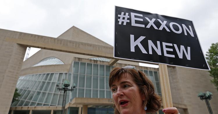 Protest. ExxonMobil bliver gransket af FBI for, om de har holdt viden om fossile brændstoffers indflydelse på klimaforandringer skjult. Det var en af grundende til, at en gruppe klimaaktivister demonstrerede uden foran ExxonMobiles generalforamling i dag. 