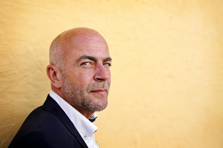 Vred. Richard Hanlov vil ikke finde sig i at han og to andre underordnede chefer skal bære ansvaret for en milliardskandale der belaster skattemyndighedernes  topledelse. 