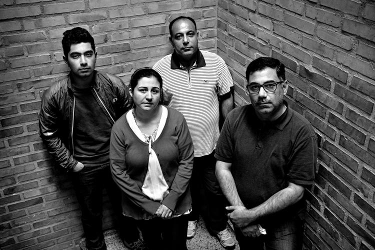 Sammenføring. Arij Shakra (forrest tv.) sammen med tre andre syriske flygtninge, som også har sagsøgt regeringen. Arij Shakra er nu tildelt  familiesammenføring. 