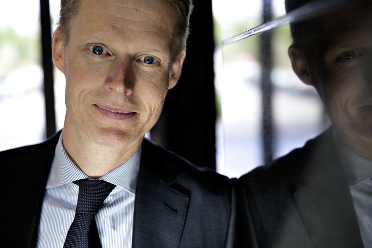 Børsnotering. Dongs administrerende direktør, Henrik Poulsen, og kollegerne har til morgen meldt ud, at virksomheden skal børsnoteres. 