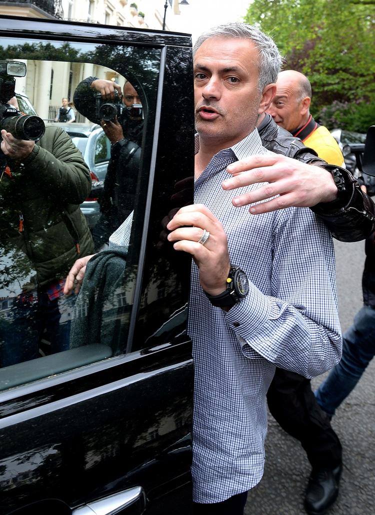 Venteposition. José Mourinhos privatbolig i London har været omringet af engelske pressefolk i flere dage. Portugiseren valgte at blive boende i England efter fyringen i Chelsea, da han havde på fornemmelsen, at han snart skulle tilbage alligevel. 