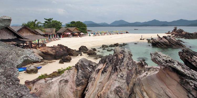 Overrendt. Koh Khai Nok, Koh Khai Nui og Koh Khai Nai ud for Phukets kyst er populære udflugtsmål for turister. Lidt for populære. Op til 60 speedbåde med besøgende lægger til ved øerne om dagen. Foto: Walter Lim, flickr/Creative Commons 