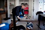 MANGFOLDIGT. Det er alverdens ting, der indbringes som hittegods i København Lufthavn. Her står duty manager Anders Bruun med en stok, som nogen har glemt. 