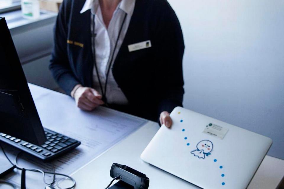 KENDETEGN. Et blomstret motiv på en f.eks. en computer gør det lettere at få den forenet med sin ejer. 
