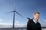 tilfreds. Direktøren i Dong, Henrik Poulsen, fremhæver, at, hvad han beskriver som, en accelereret udbygning af selskabets globale førerposition på havvind »har gjort, at vi de seneste år har ligget med en indtjeningsvækst på omkring ti procent«. 