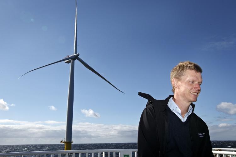 tilfreds. Direktøren i Dong, Henrik Poulsen, fremhæver, at, hvad han beskriver som, en accelereret udbygning af selskabets globale førerposition på havvind »har gjort, at vi de seneste år har ligget med en indtjeningsvækst på omkring ti procent«. 