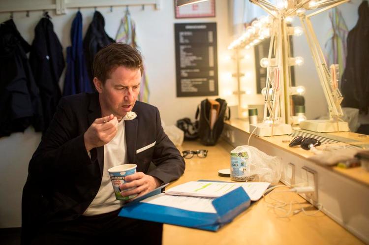 ISSPISER. Skuespiller Mads Knarreborg er storforbruger af Ben &amp; Jerry-is, som han dog som regel snupper i sofaen derhjemme, når han er færdig med prøverne til Tivoli Revyen i Glassalen. 